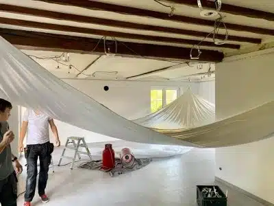 Comment réussir la rénovation de plafonds tendus