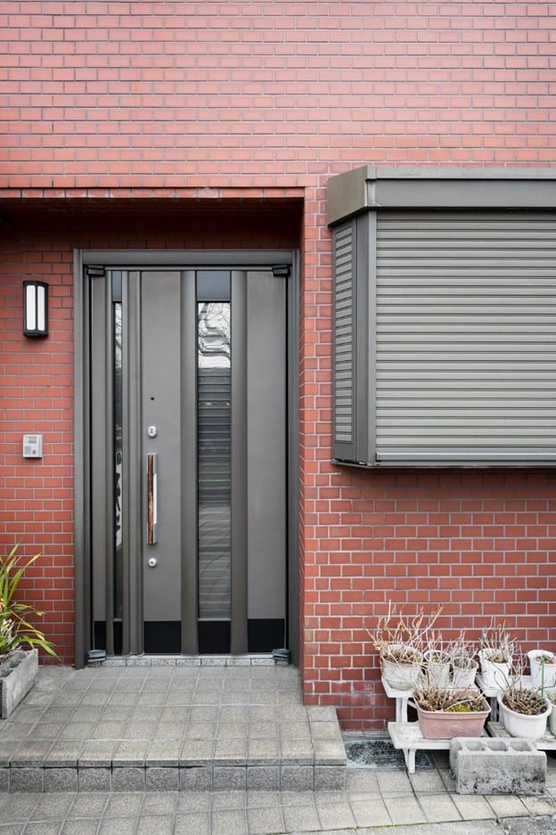 Porte sur pivot noire