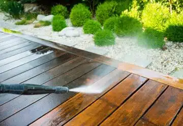 Préparer sa terrasse pour le printemps : guide d'utilisation des décapants, dégriseurs et saturateurs pour le bois