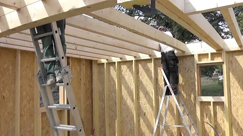 Quelles sont les différentes étapes pour construire une maison en bois