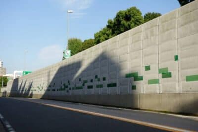 Réduction du bruit urbain : l'importance des murs anti-bruit