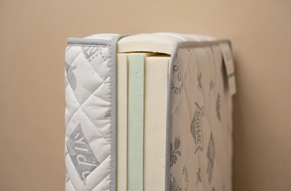 Détail des couches internes et du tissu du matelas Simmons Lotus en coupe transversale