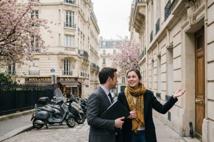 Jeune femme à Paris en conversation avec un agent immobilier