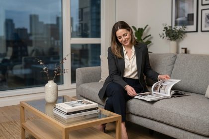 Femme élégante dans un salon moderne et lumineux