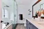 une salle de bain avec une douche à l'italienne
