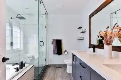 une salle de bain avec une douche à l'italienne
