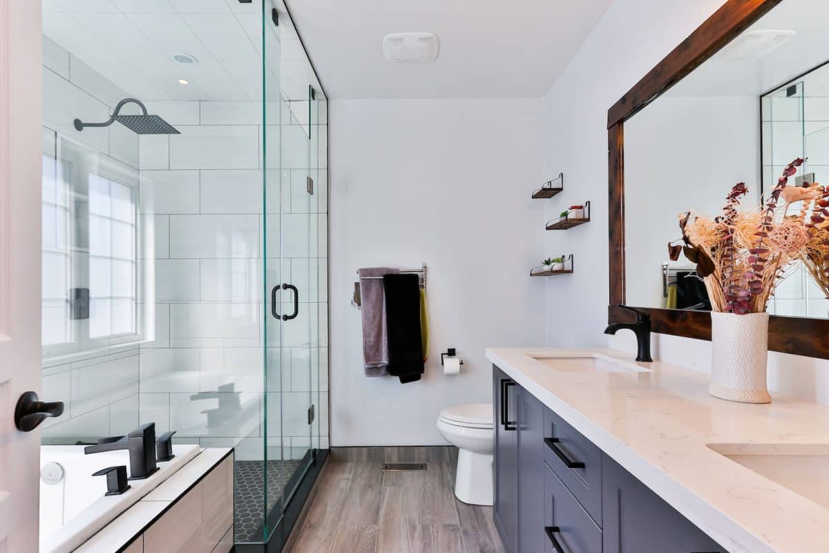 une salle de bain avec une douche à l'italienne