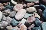 Gravier et sable : les avantages du marbre rose !