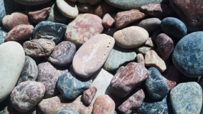 Gravier et sable : les avantages du marbre rose !