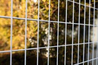 Le grillage rigide gris : la solution idéale pour une clôture élégante et sécurisée dans votre jardin