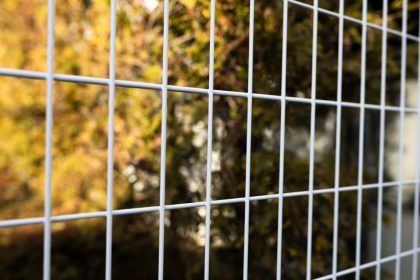 Le grillage rigide gris : la solution idéale pour une clôture élégante et sécurisée dans votre jardin