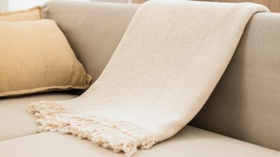 Plaid en cachemire : luxe et confort au cœur de votre intérieur