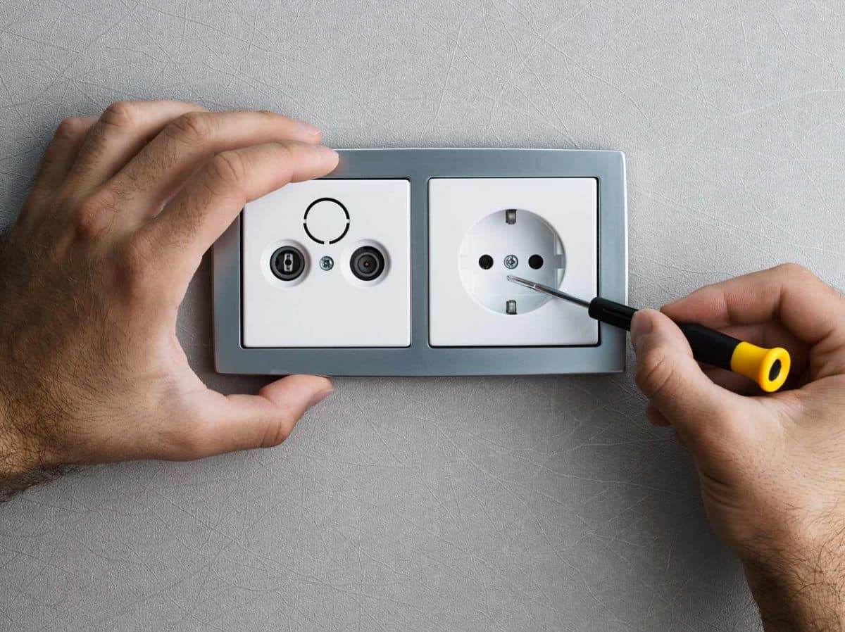 prise électrique et un interrupteur