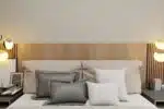 lit avec panneaux en bois en guise de tête de lit