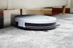 robot aspirateur passant sur un tapis