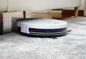 robot aspirateur passant sur un tapis