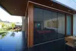 baies vitrées avec une moustiquaire