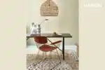 chaise design et suspension en rotin