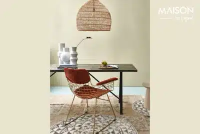 chaise design et suspension en rotin