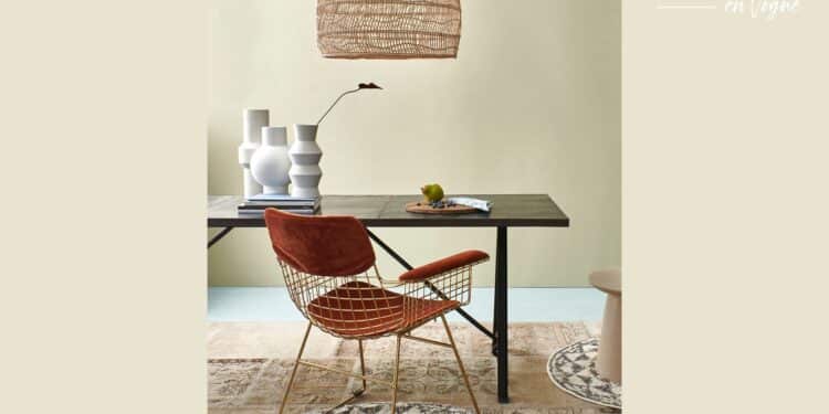 chaise design et suspension en rotin