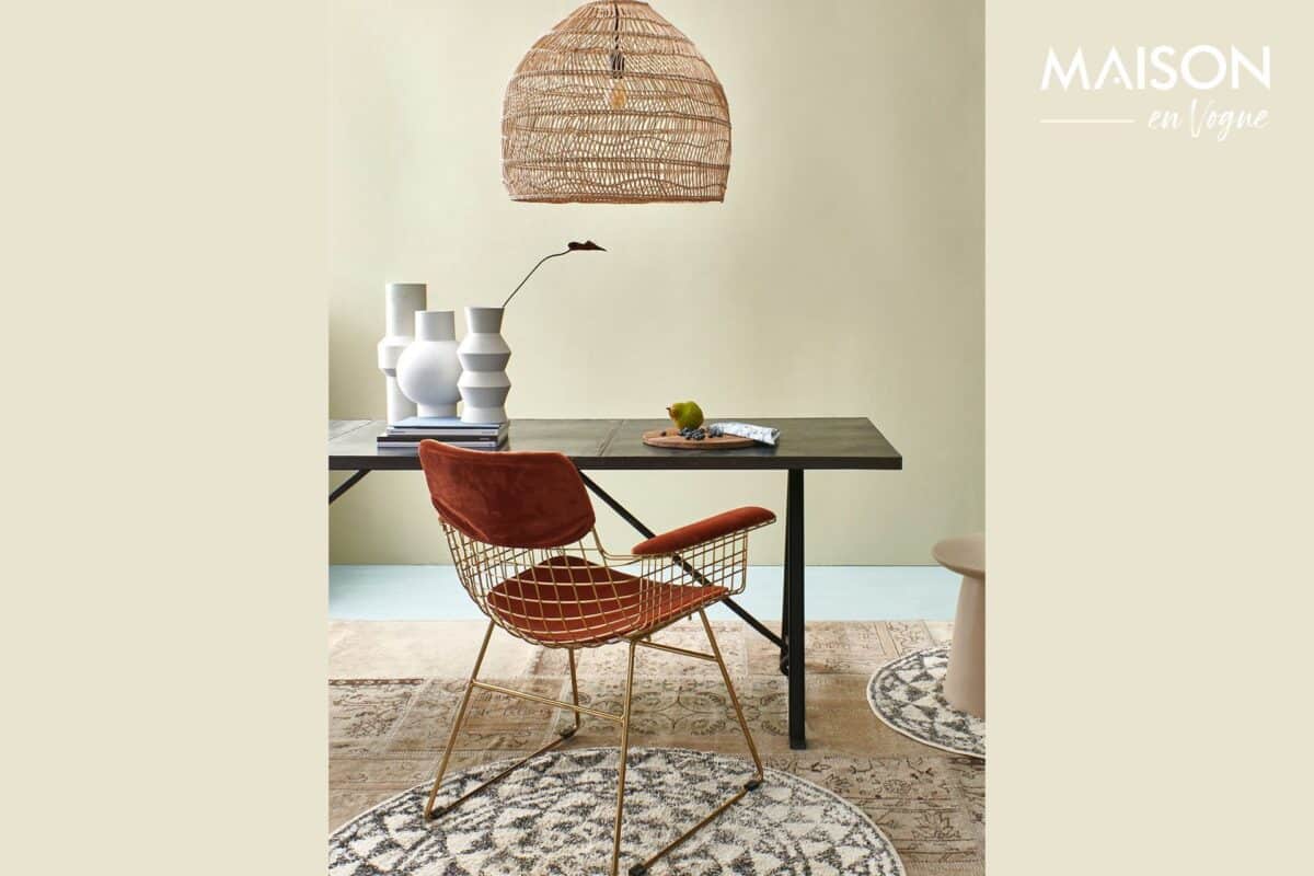 chaise design et suspension en rotin