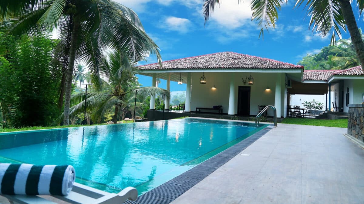 Transformez votre jardin avec une piscine coque en polyester sur mesure !