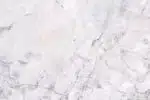 Transformez votre salle de bain en oasis de luxe grâce à un sol en marbre